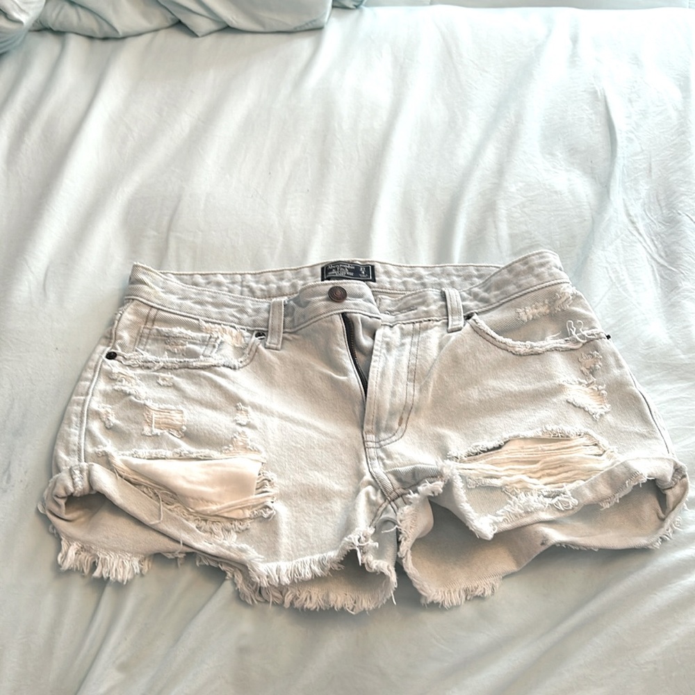 these jean shorts are so comfy and cute. Loveee the light wash blue color.